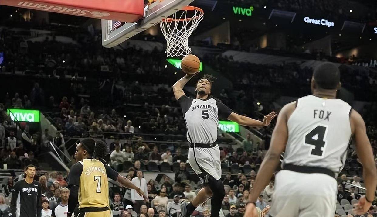 华体会官网入口-包含圣安东尼奥马刺训练开放日，清晨绝杀压哨引欢呼，CBA常规赛在即，数据趋势出现新变化的词条